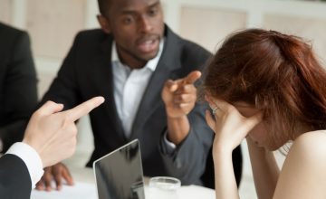 Perseguição no trabalho: Entenda o que é e saiba lidar com o problema